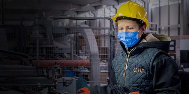 QUA Granite kadınlara sadece ofiste değil üretim sahasının her noktasında çalışma imkânı sunuyor. 1 qua granit kadin calisanlari