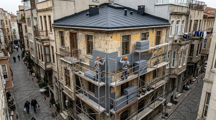 İstanbul’da Çatı Tamiri, Mantolama ve Ev Tadilatı: Ne Zaman, Hangisi, Kaça? 1 Istanbulda Cati Tamiri